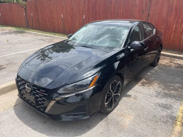 Used 2024 Nissan Altima 2.5 SR FWD image 2