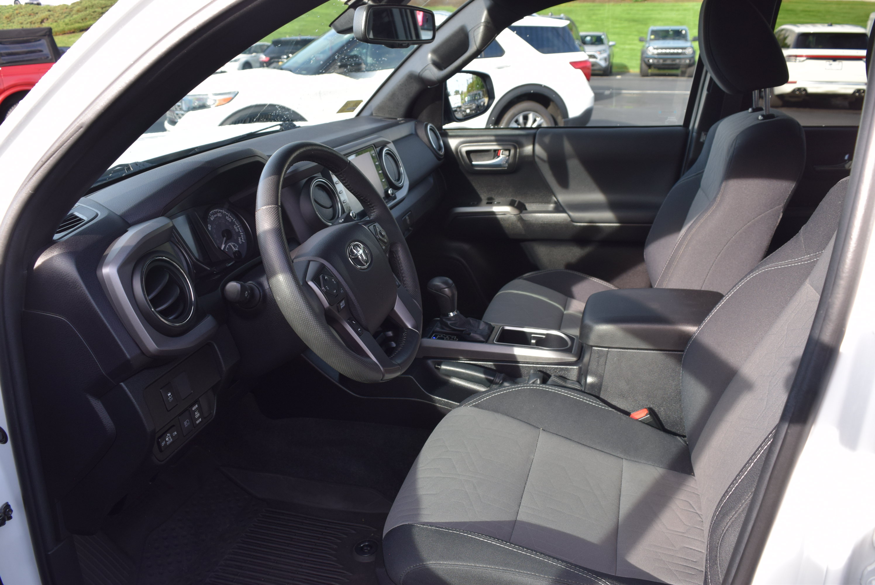 Used 2022 Toyota Tacoma TRD Off-Road AWD/4WD image 12