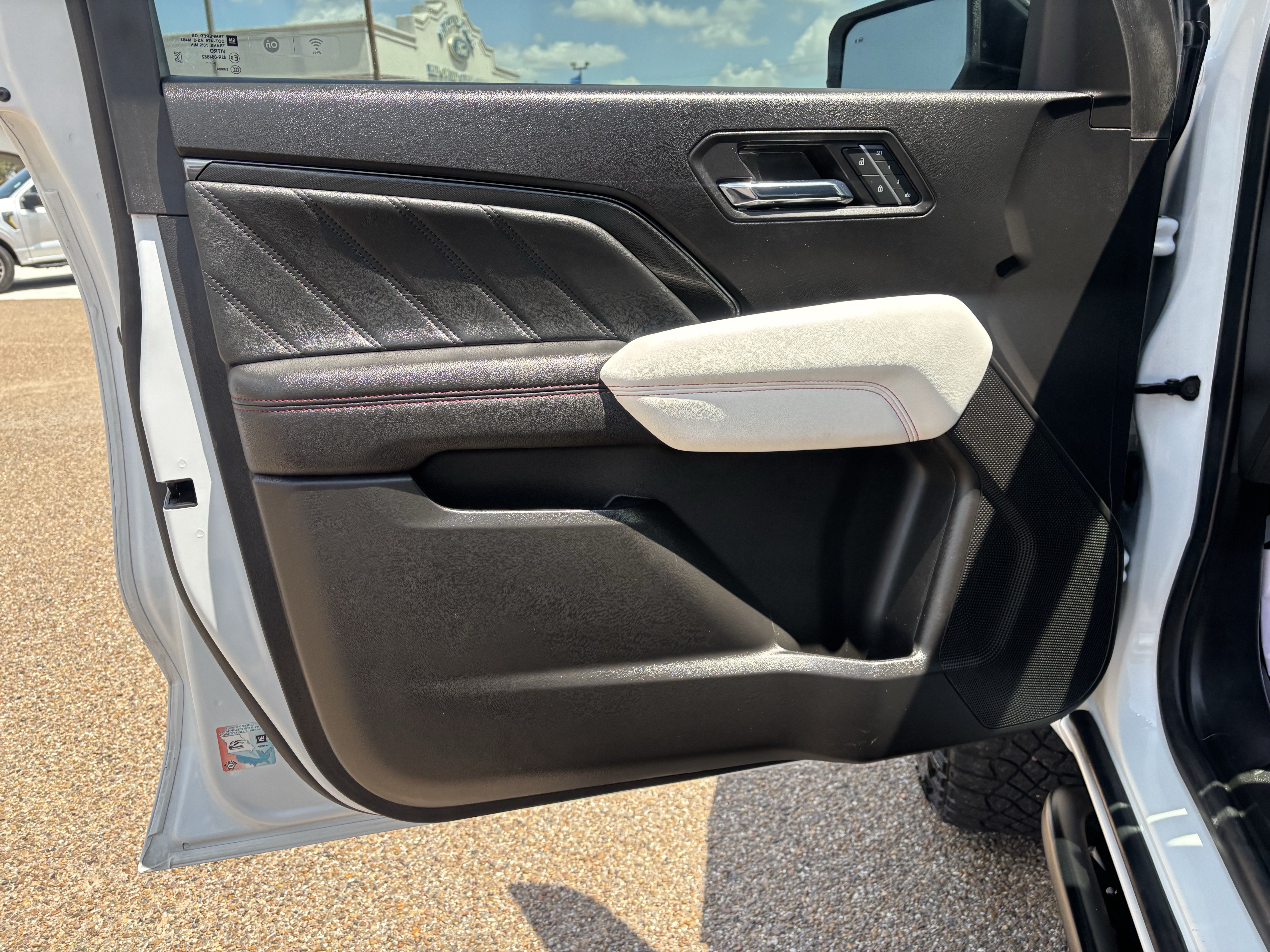 Used 2023 GMC Canyon AT4X AWD/4WD image 9