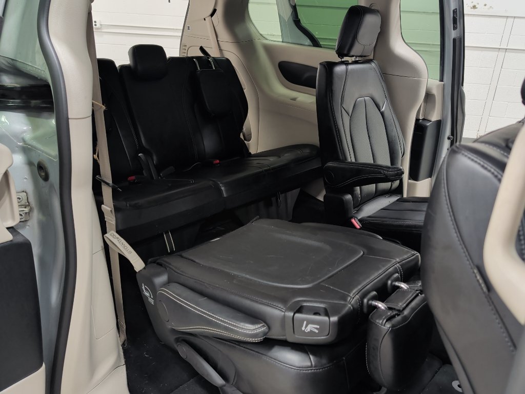 Used 2024 Chrysler Pacifica Touring-L FWD image 17