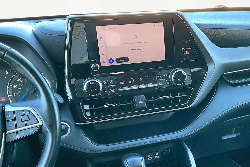 Used 2024 Toyota Highlander LE FWD image 8