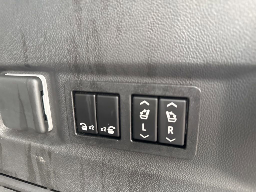 Used 2022 Chevrolet Tahoe RST w/ Luxury Package image 35