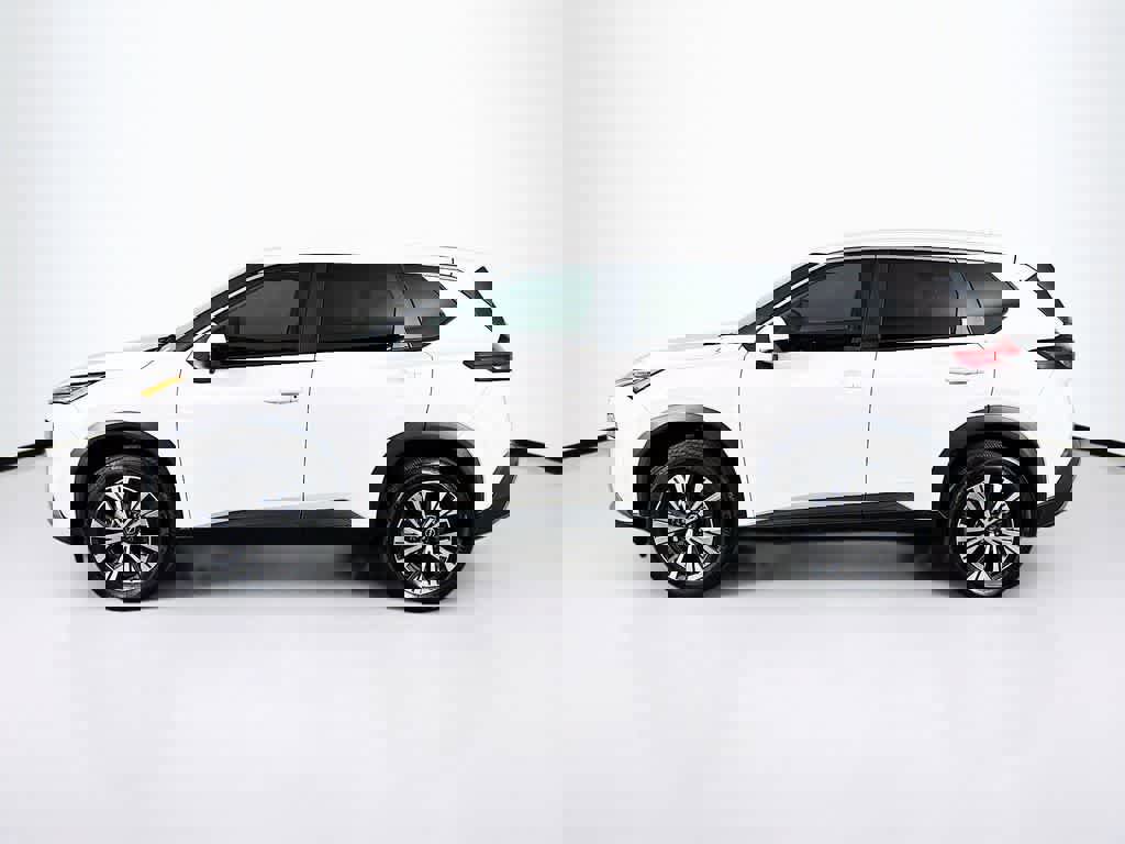 Used 2022 Nissan Rogue SV image 2