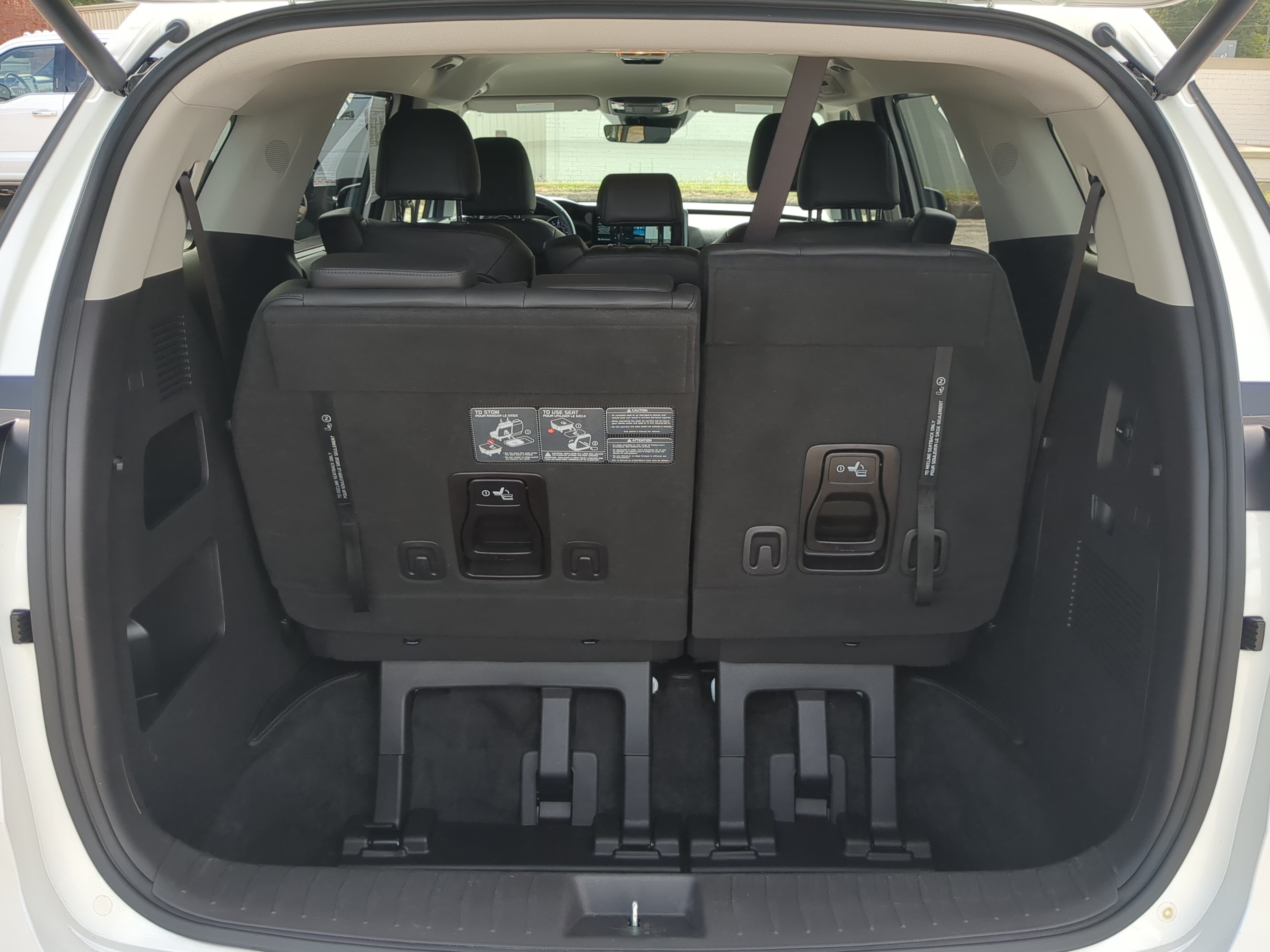 Used 2023 Kia Carnival EX FWD image 11