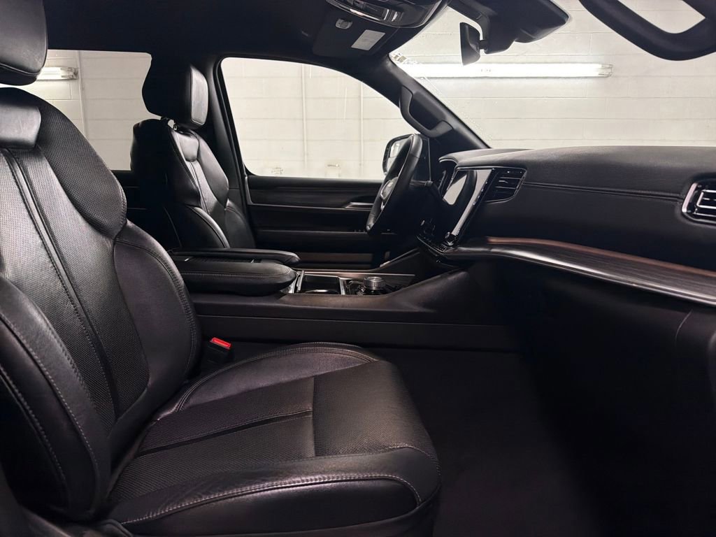 Used 2024 Jeep Wagoneer L Series II image 30