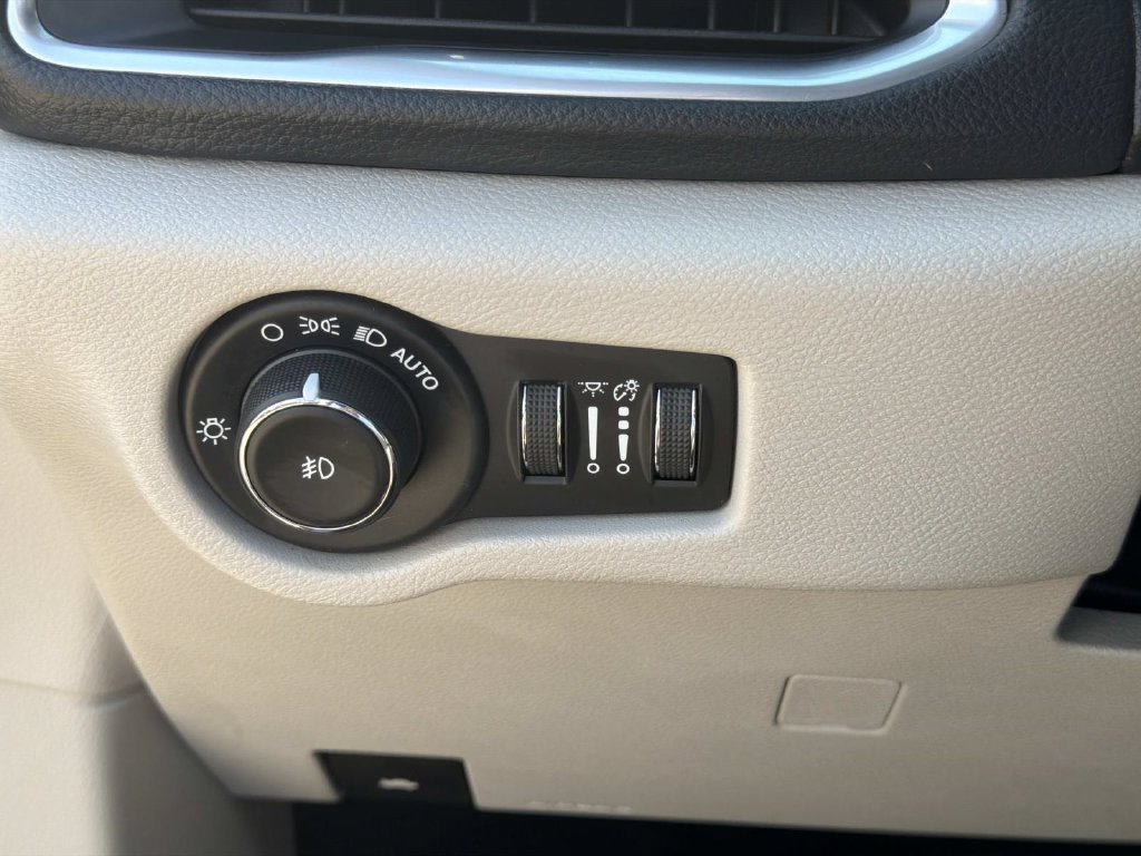 Used 2020 Chrysler Pacifica Limited w/ Advanced Safetytec Group FWD image 24