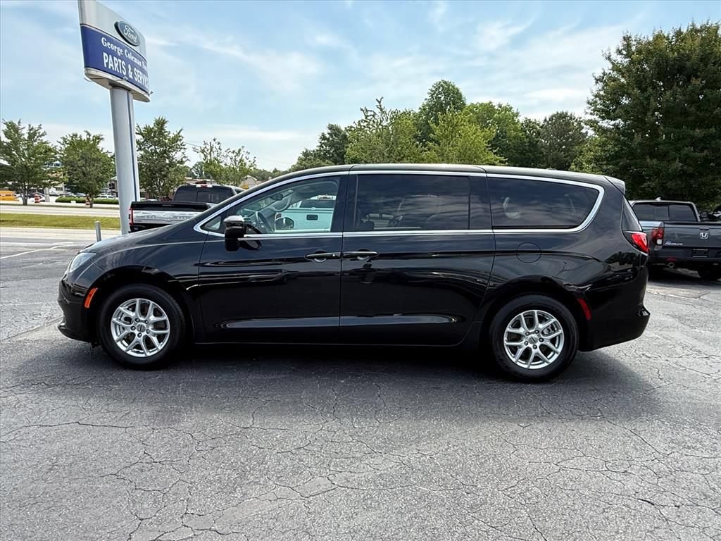Used 2023 Chrysler Voyager LX FWD image 7