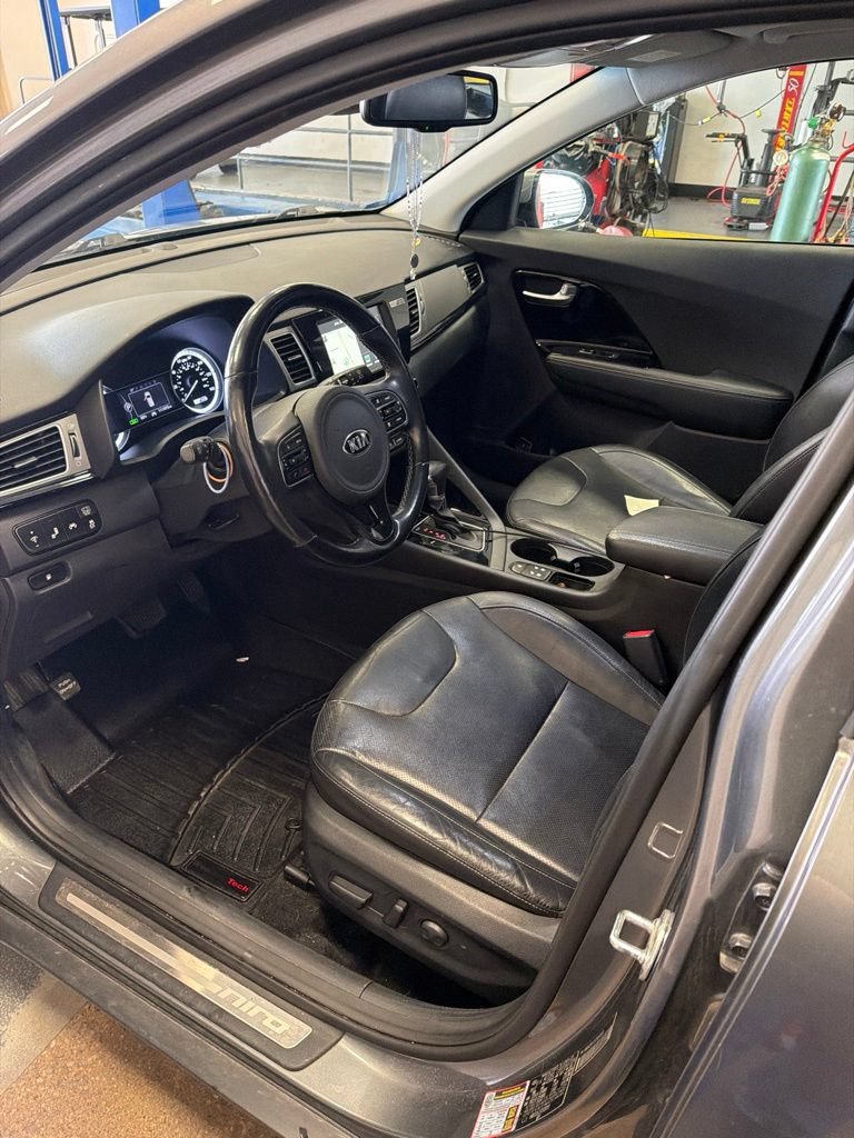 Used 2018 Kia Niro Touring FWD image 2