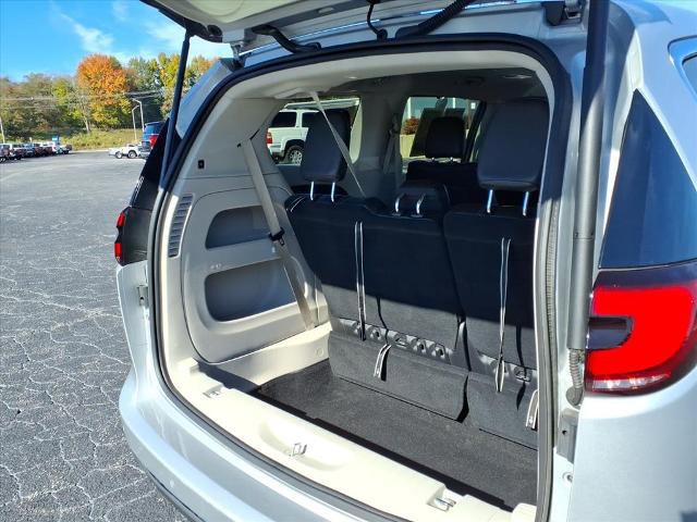 Used 2024 Chrysler Pacifica Touring-L image 25