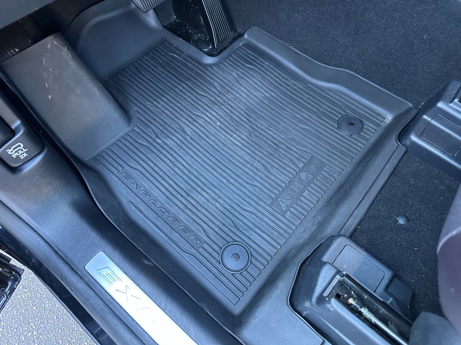 Certified 2025 Ford Explorer Platinum w/ LUX Leather Package image 32