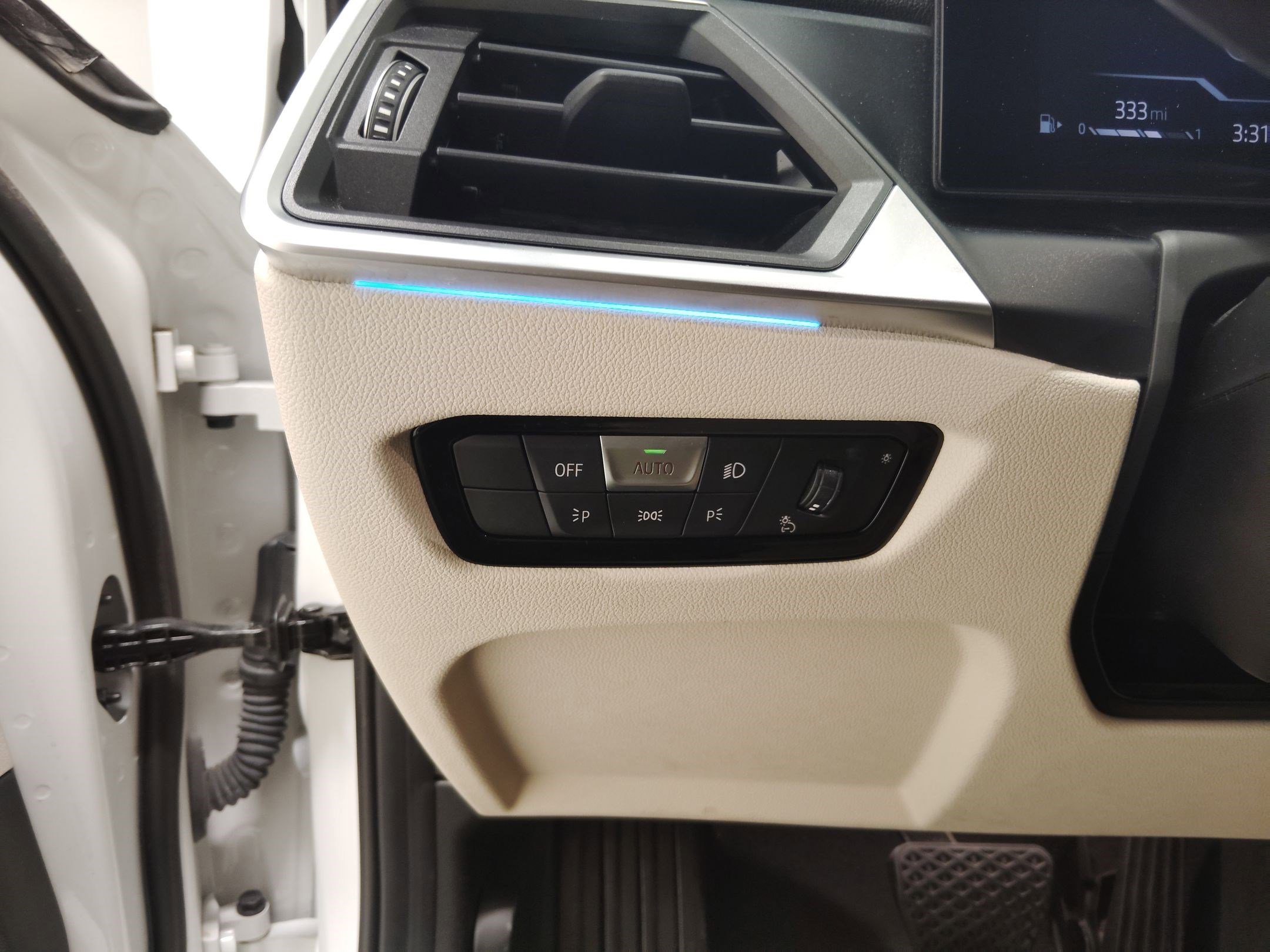 Used 2023 BMW 330i Sedan w/ Premium Package image 18