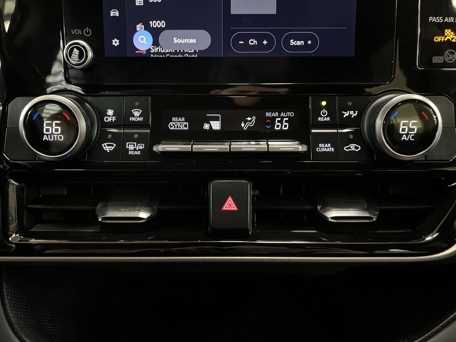 Used 2023 Toyota Highlander LE AWD/4WD image 20