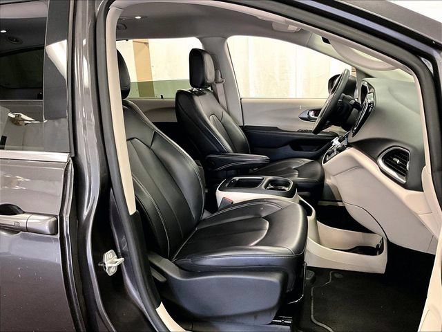 Used 2023 Chrysler Pacifica Touring-L FWD image 7