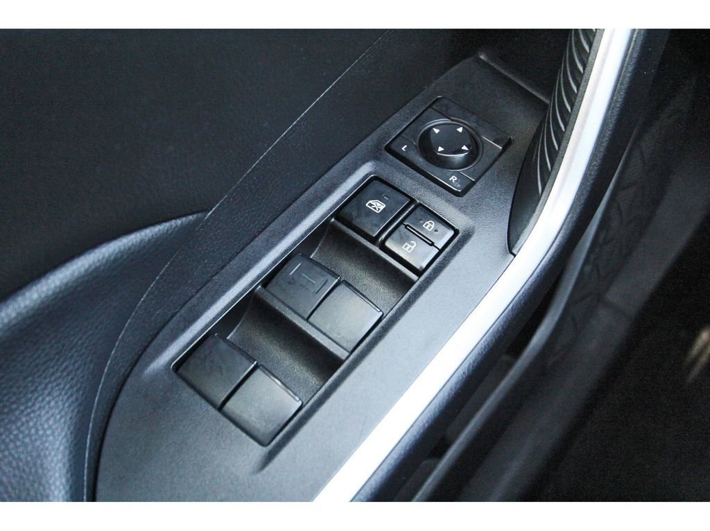 Used 2021 Toyota RAV4 LE FWD image 21