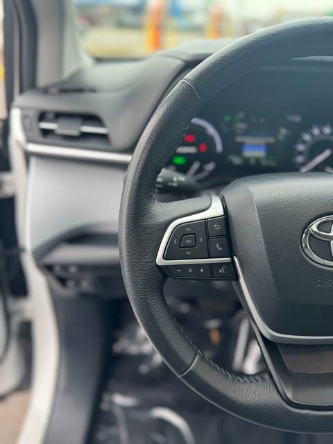 Used 2025 Toyota Sienna XLE image 18