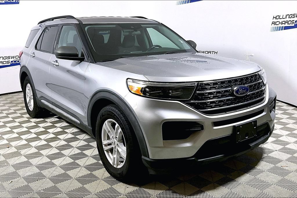 Certified 2021 Ford Explorer XLT RWD image 3