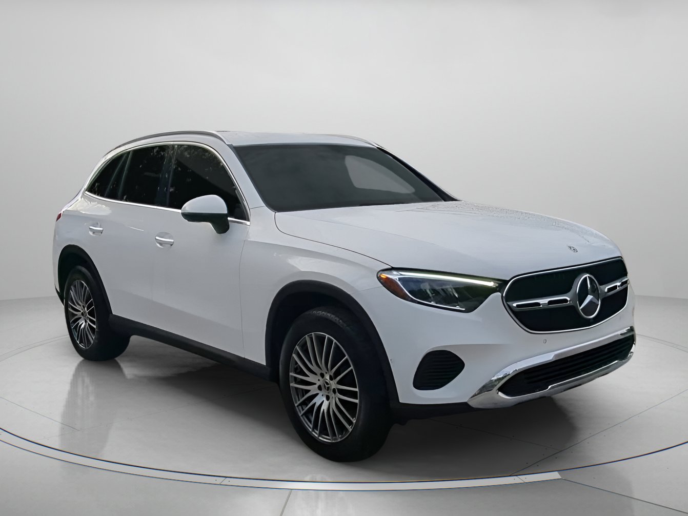 Used 2025 Mercedes-Benz GLC 300 image 2