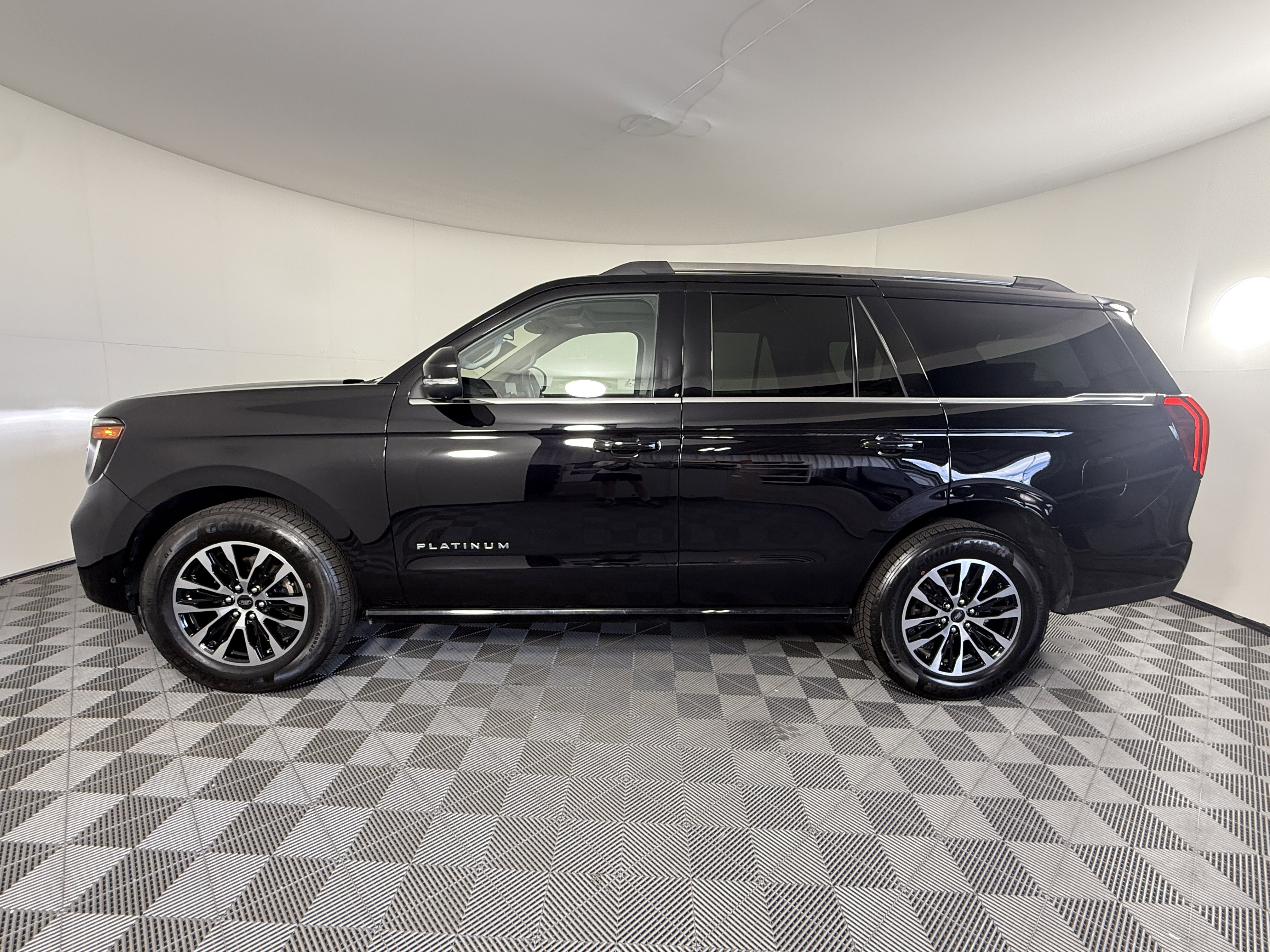 Certified 2025 Ford Expedition Platinum AWD/4WD image 5