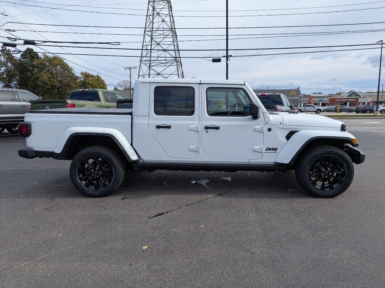Used 2024 Jeep Gladiator Sport AWD/4WD image 3