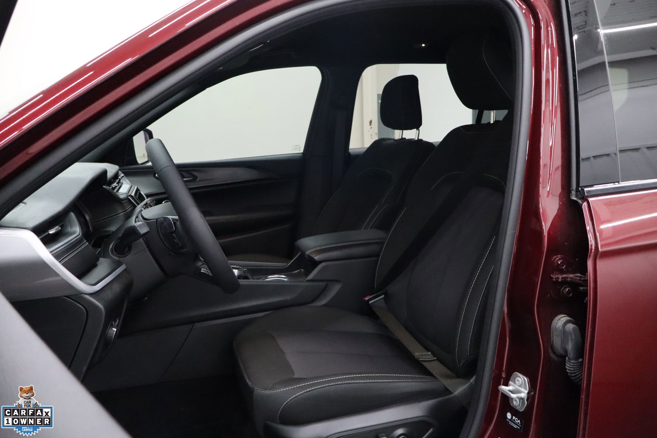 Used 2025 Jeep Grand Cherokee L Laredo RWD image 13