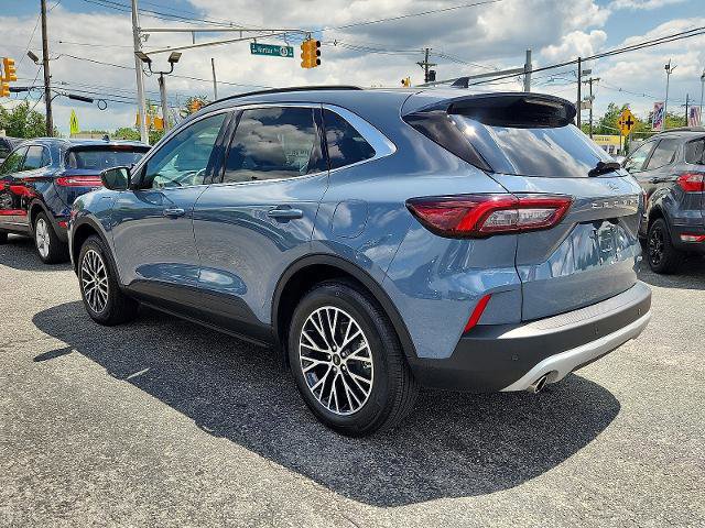 Certified 2025 Ford Escape SE image 2