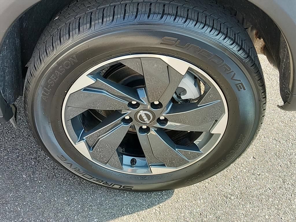 Used 2025 Nissan Rogue SV FWD image 16