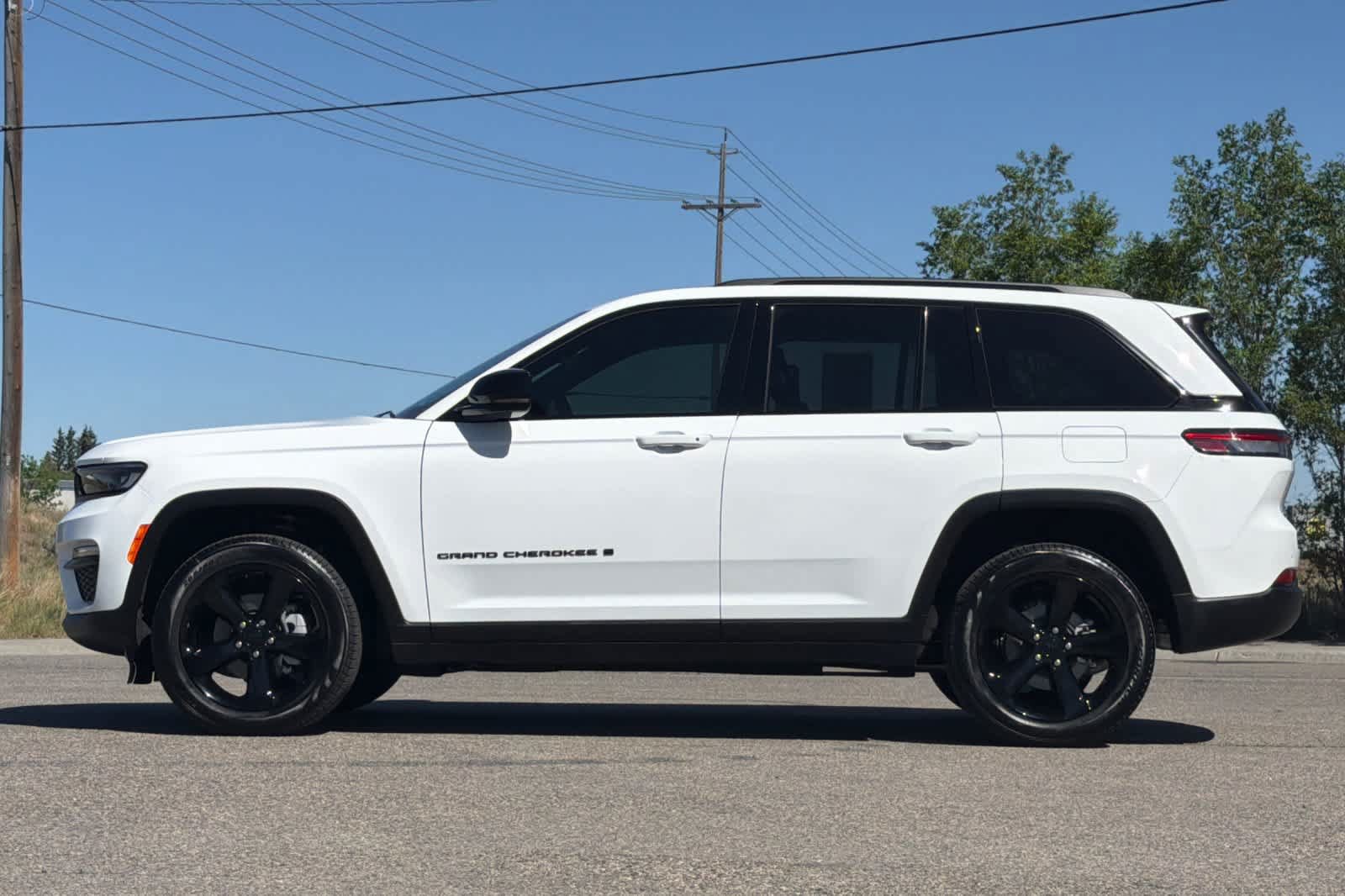 Used 2025 Jeep Grand Cherokee Limited w/ Black Appearance Package AWD/4WD image 5