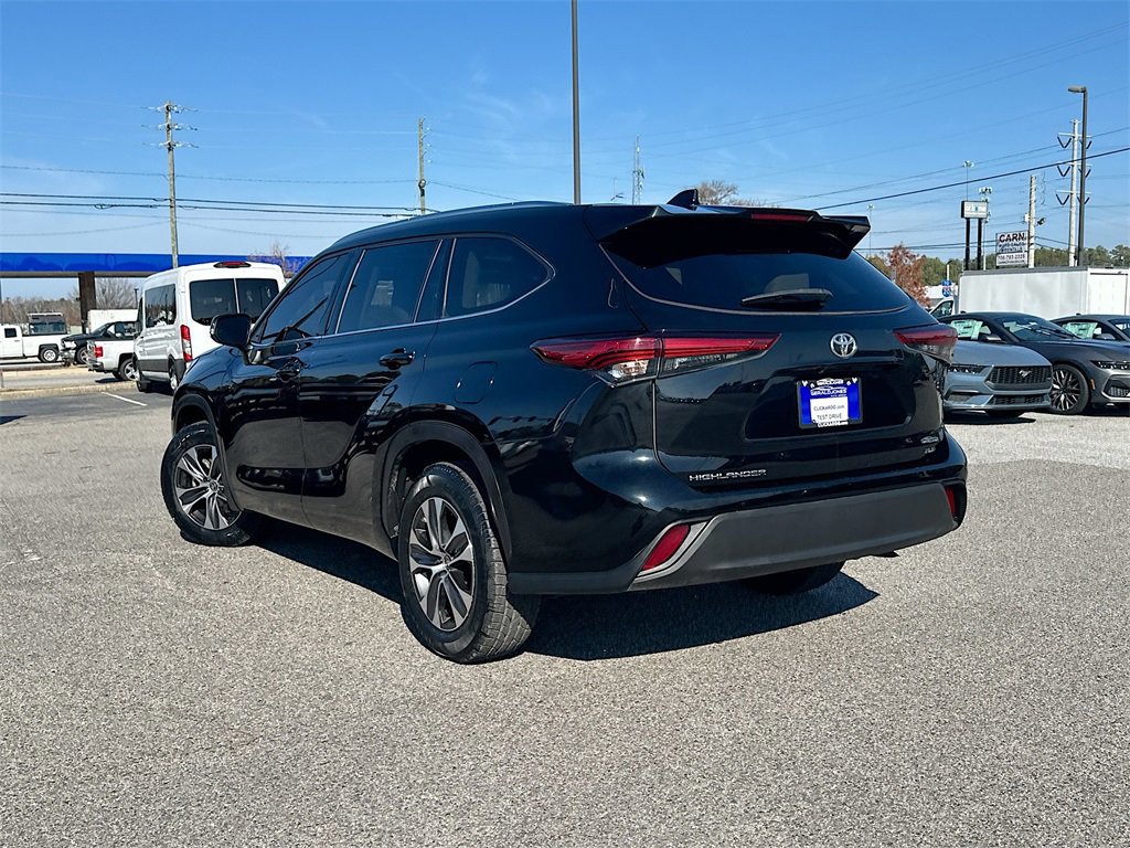 Used 2020 Toyota Highlander XLE image 2