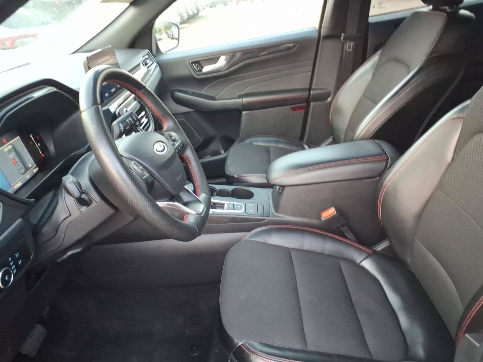 Certified 2025 Ford Escape ST-Line Select AWD/4WD image 10