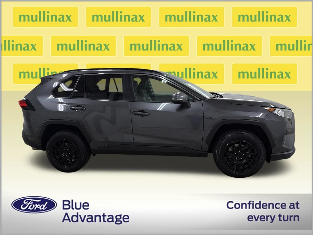 Used 2020 Toyota RAV4 XLE w/ Convenience Package FWD image 2