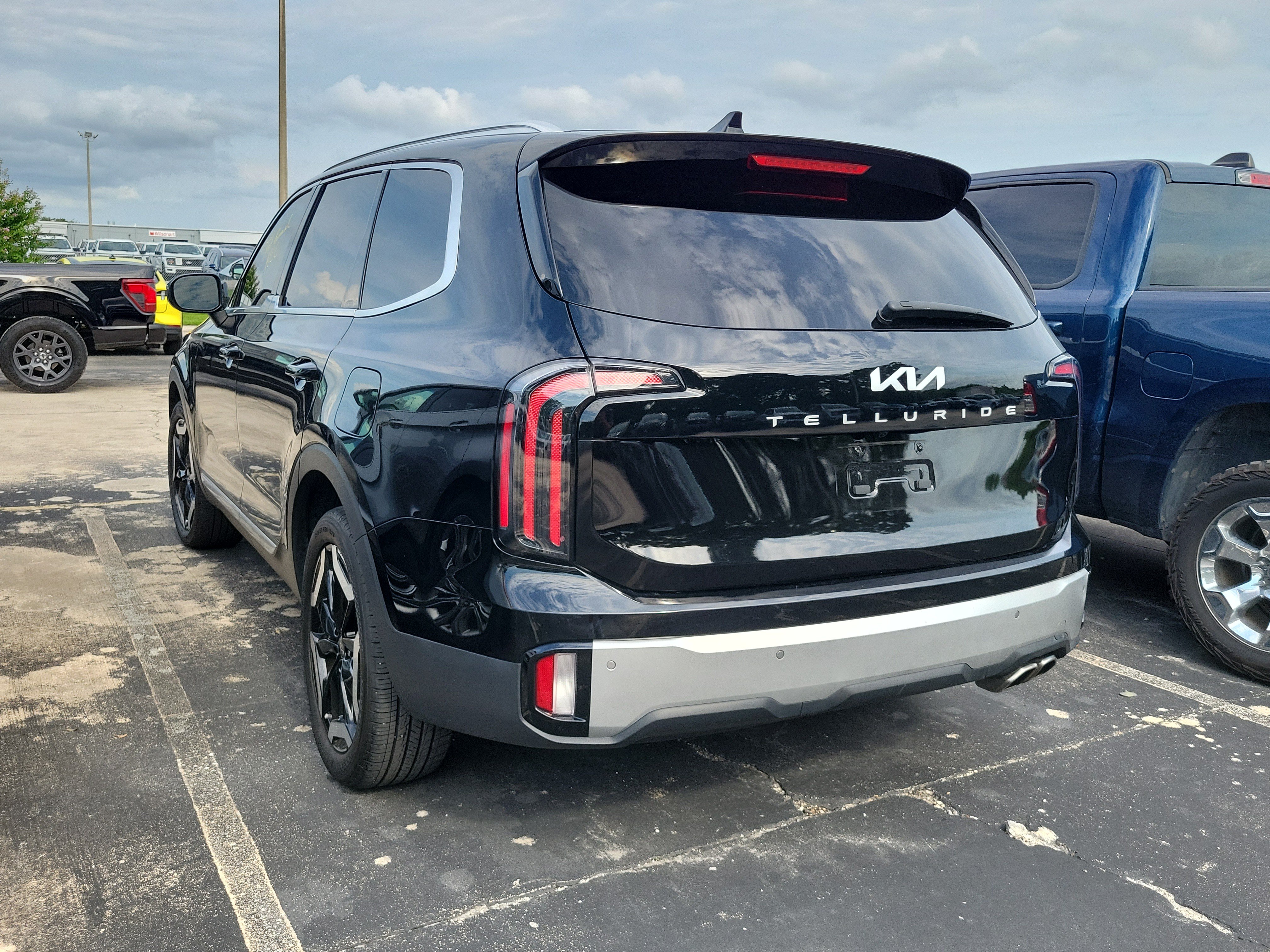 Used 2024 Kia Telluride EX w/ EX Captain's Chair Package FWD image 4