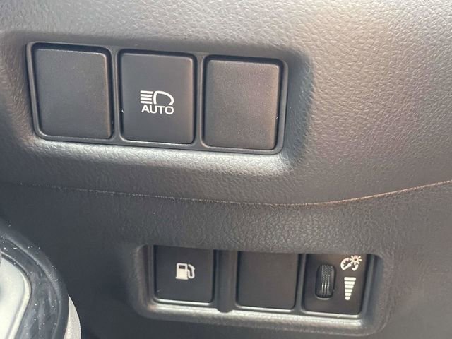 Used 2022 Toyota C-HR XLE FWD image 31