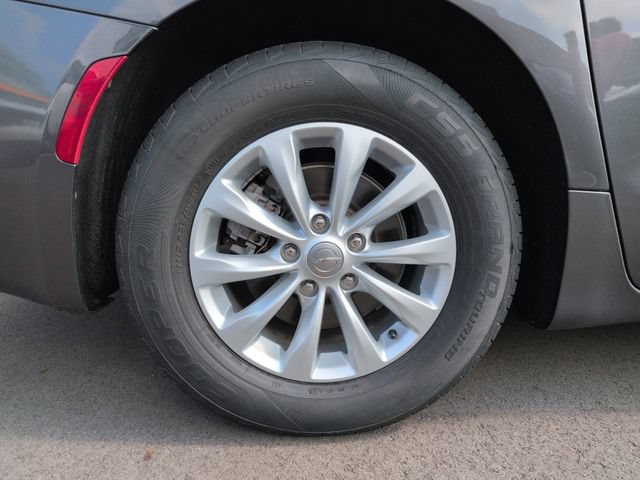 Used 2017 Chrysler Pacifica Touring w/ Tire & Wheel Group FWD image 12