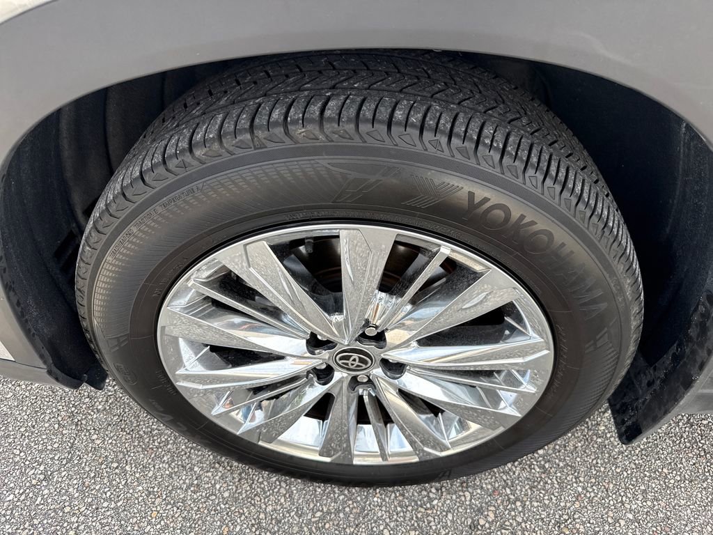 Used 2024 Toyota Grand Highlander AWD image 13