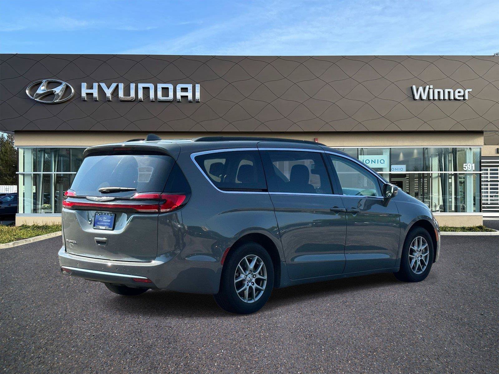 Used 2021 Chrysler Pacifica Touring w/ Cold Weather Group FWD image 4