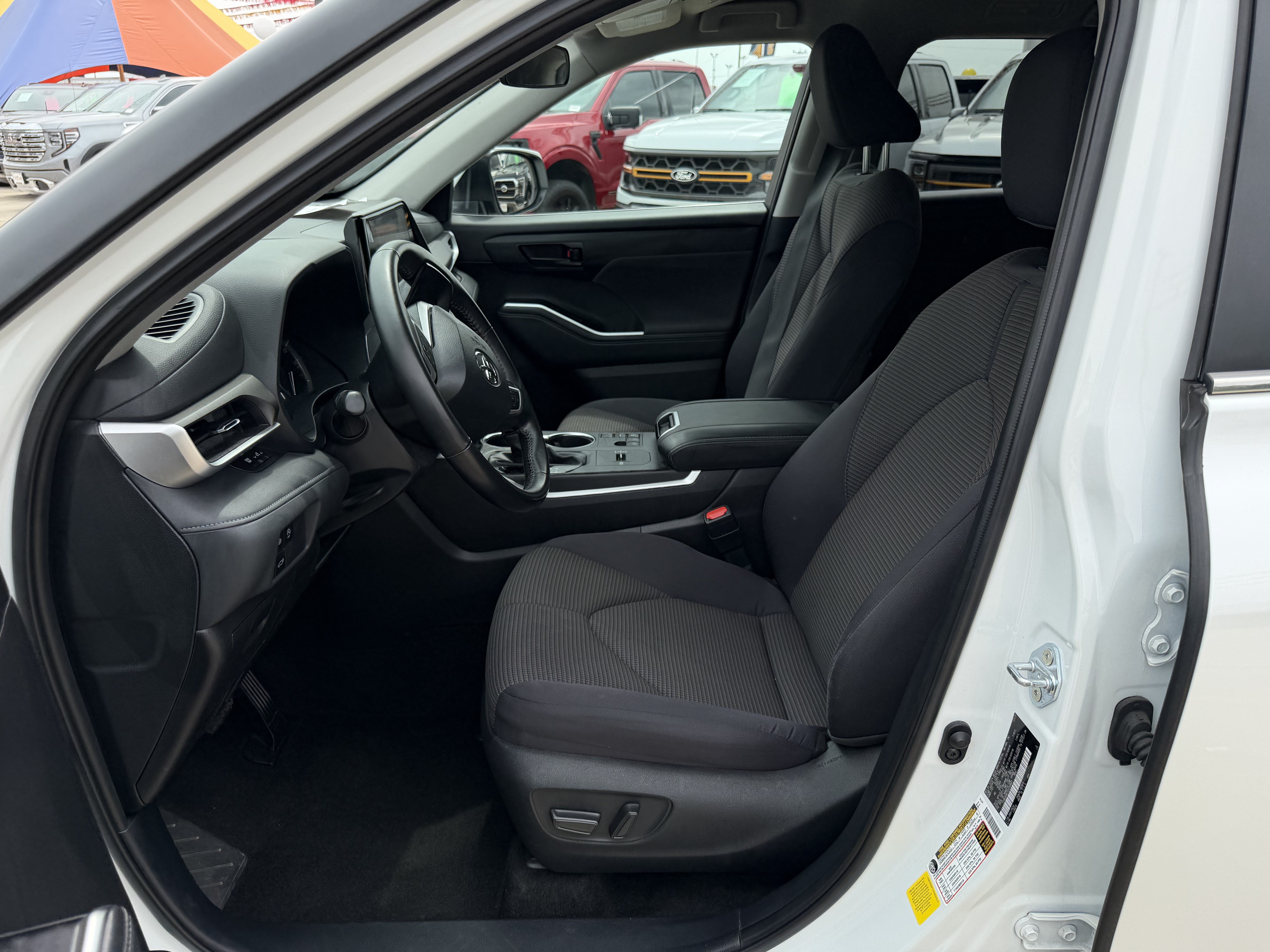 Used 2025 Toyota Highlander LE FWD image 17