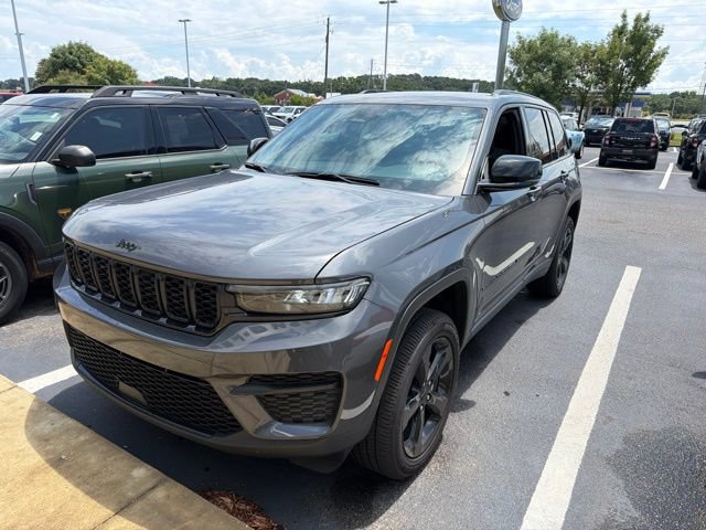 Used 2025 Jeep Grand Cherokee Altitude RWD image 1
