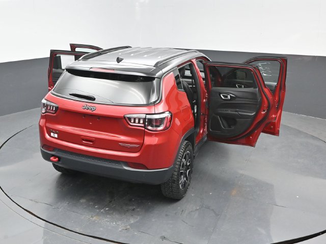 Used 2025 Jeep Compass Trailhawk AWD/4WD image 28
