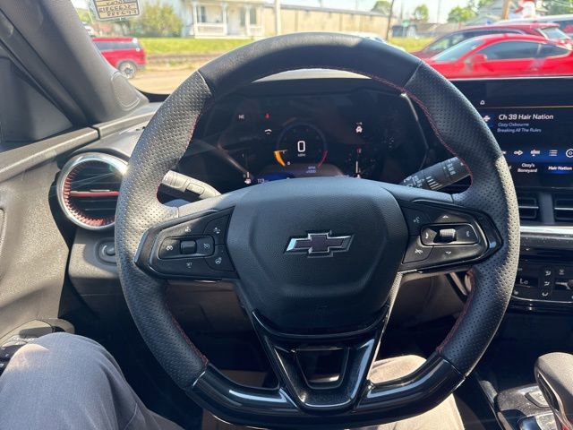 Used 2025 Chevrolet Trax RS w/ Sunroof Package FWD image 19