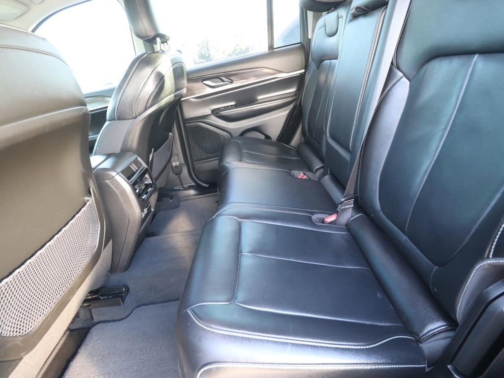Used 2023 Jeep Grand Cherokee Limited w/ Black Appearance Package image 9