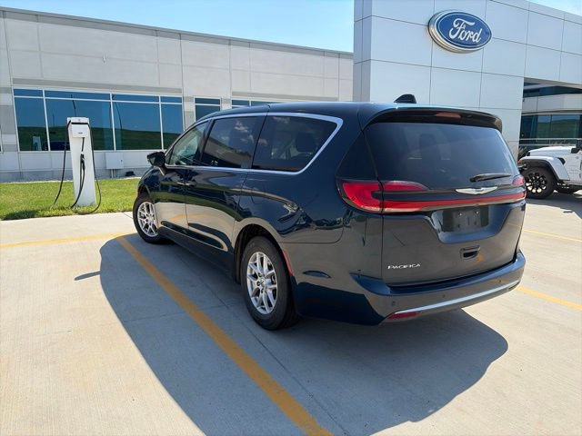 Used 2024 Chrysler Pacifica Touring-L FWD image 3