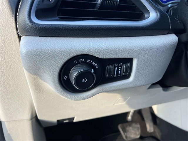 Used 2023 Chrysler Pacifica Touring-L image 14