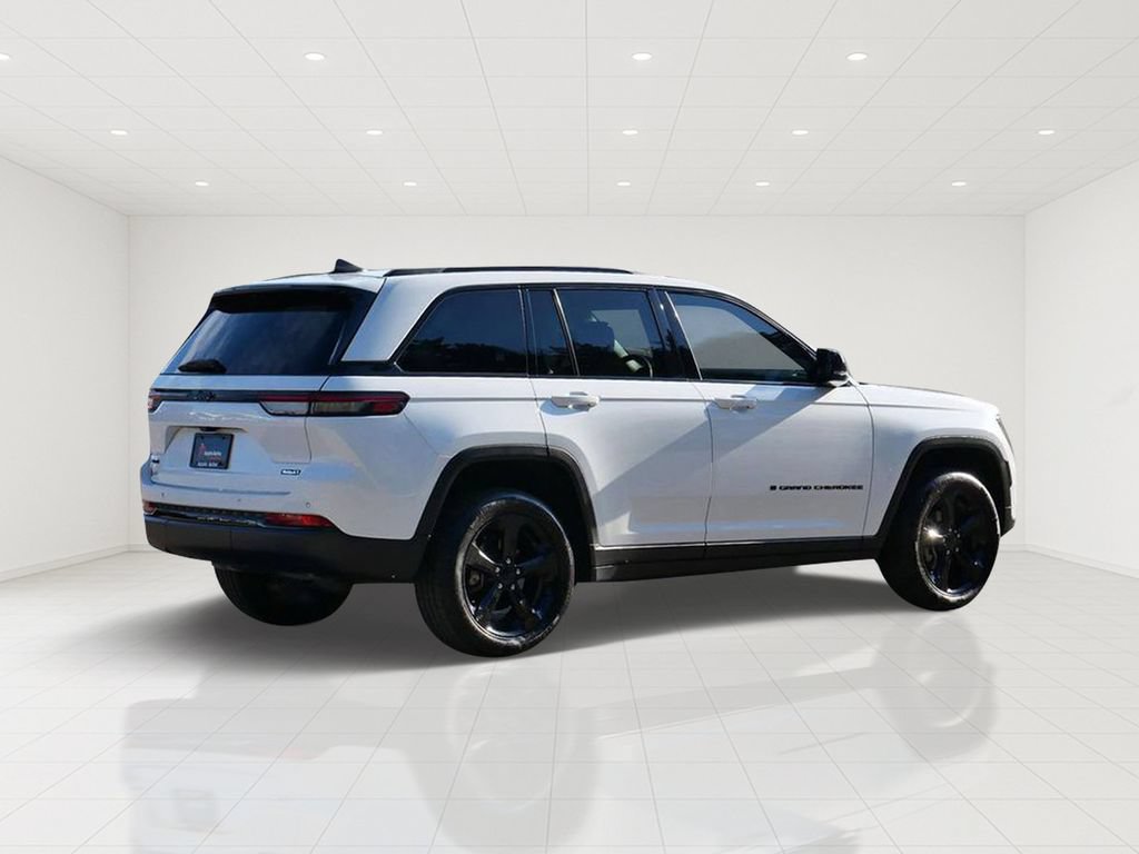 Used 2022 Jeep Grand Cherokee Altitude AWD/4WD image 3