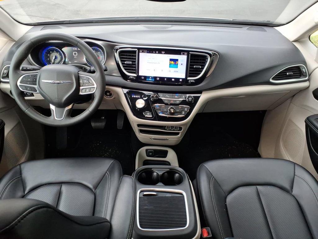 Used 2024 Chrysler Pacifica Touring-L FWD image 12