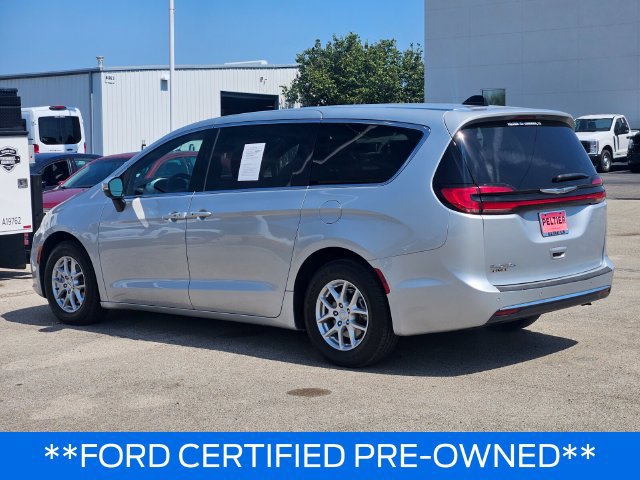 Used 2023 Chrysler Pacifica Touring FWD image 6