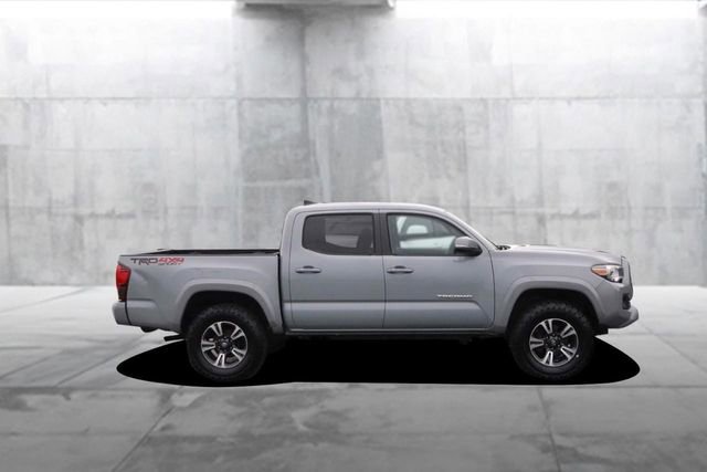 Used 2018 Toyota Tacoma TRD Sport AWD/4WD image 5