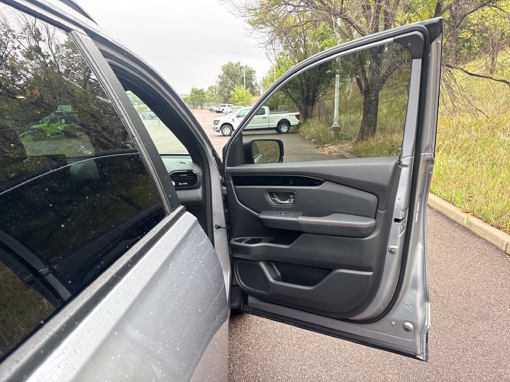 Used 2025 Honda Pilot TrailSport image 31