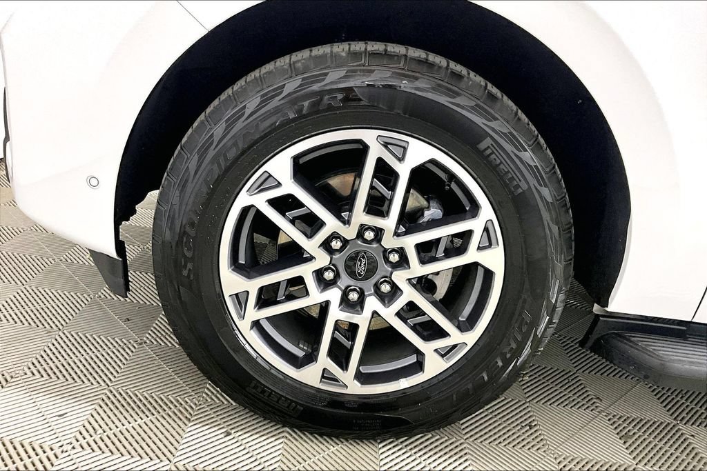 Certified 2025 Ford Expedition Active AWD/4WD image 7