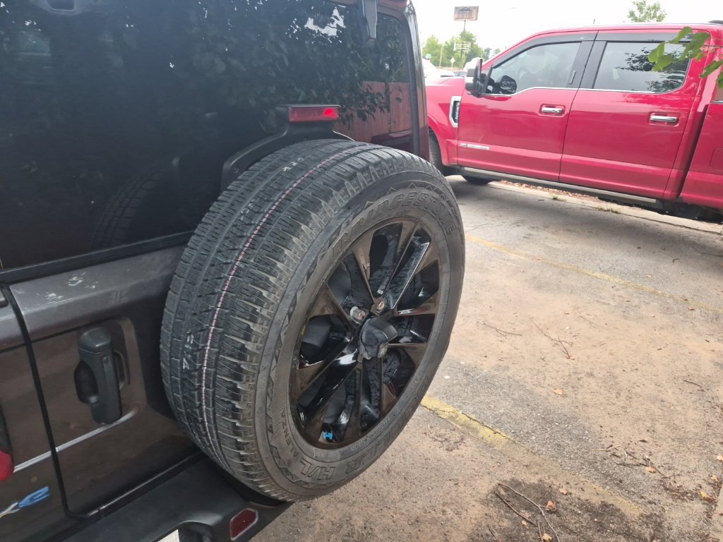 Used 2022 Jeep Wrangler Unlimited Sahara AWD/4WD image 18