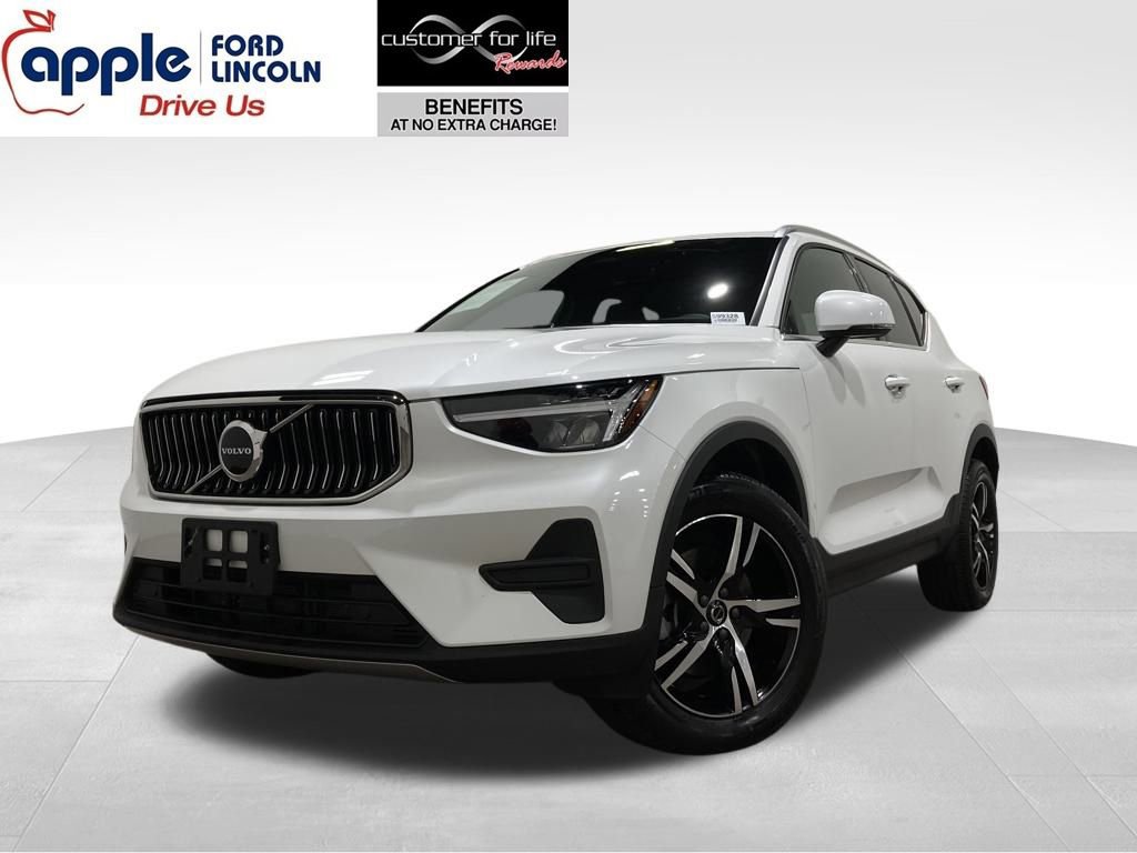 Used 2025 Volvo XC40 B5 Core image 7